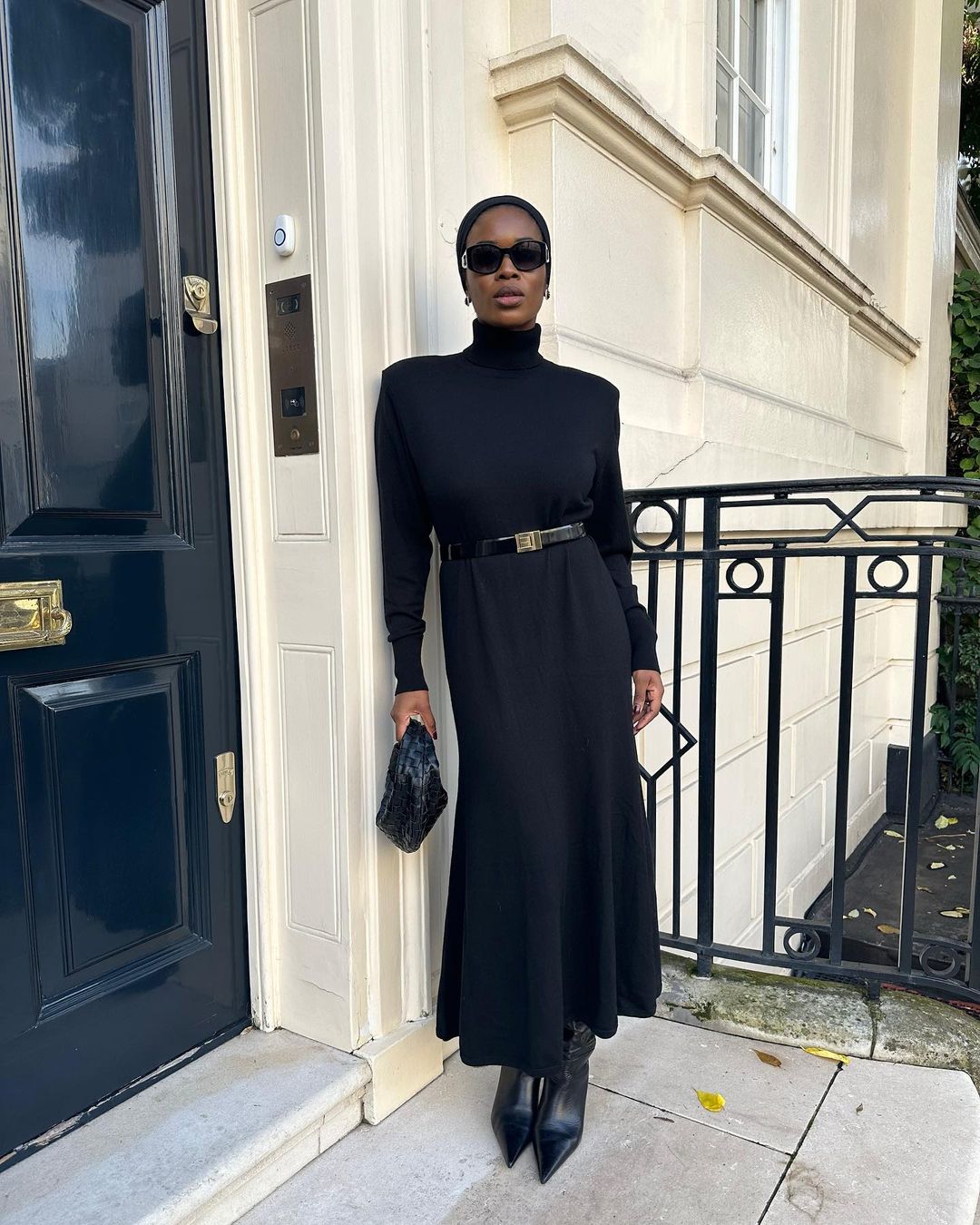 С чем носить черное платье осенью: 5 стильных образов, которые никогда не выйдут из моды