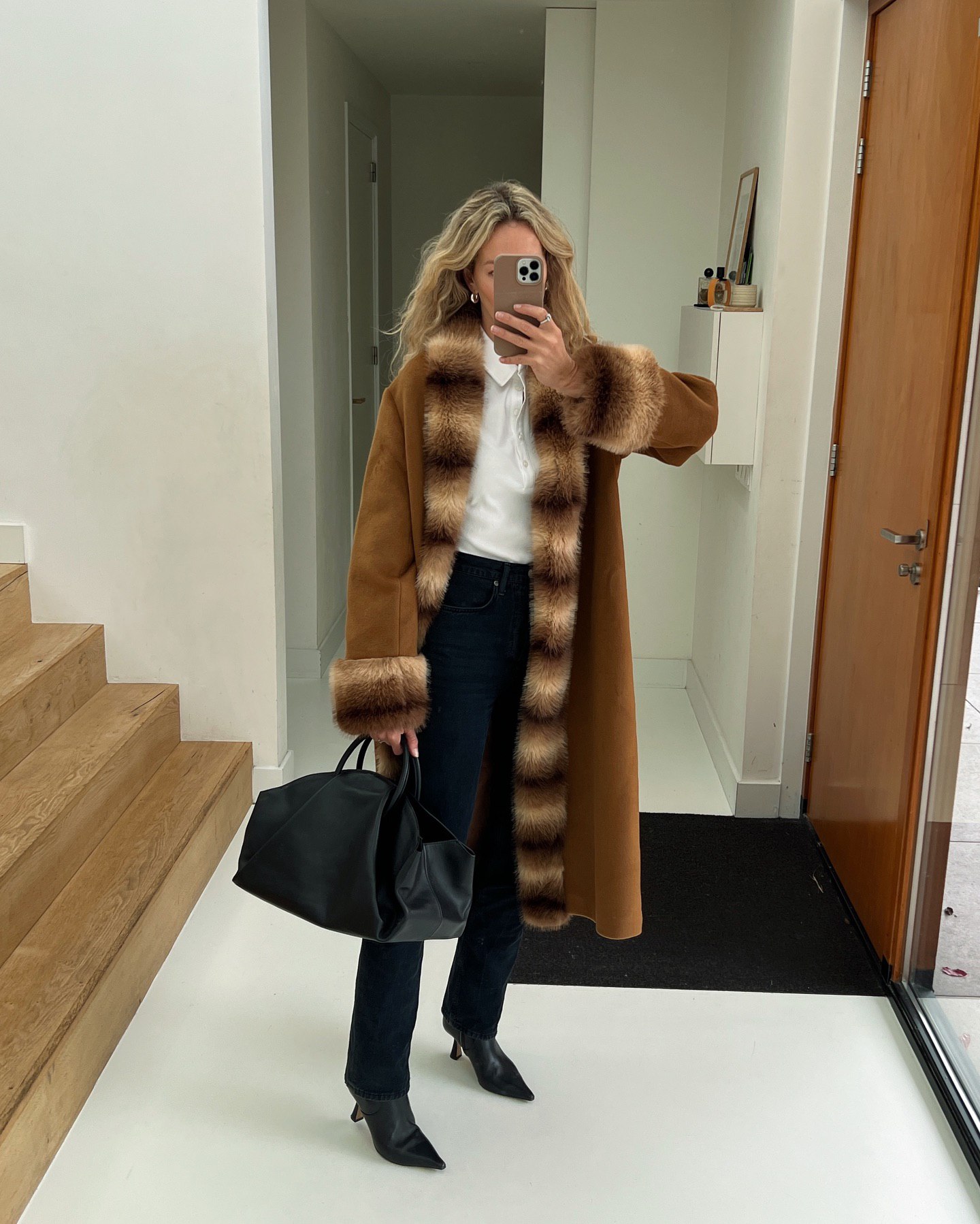 З чим носити джинси восени та взимку: блогерка показала 7 стильних образів на кожен день