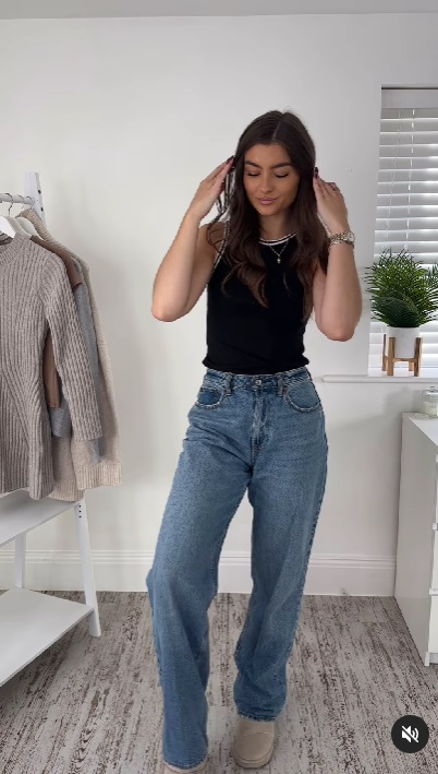 Как стилизовать серый свитер: блогерша показала 3 варианта на каждый день (видео)