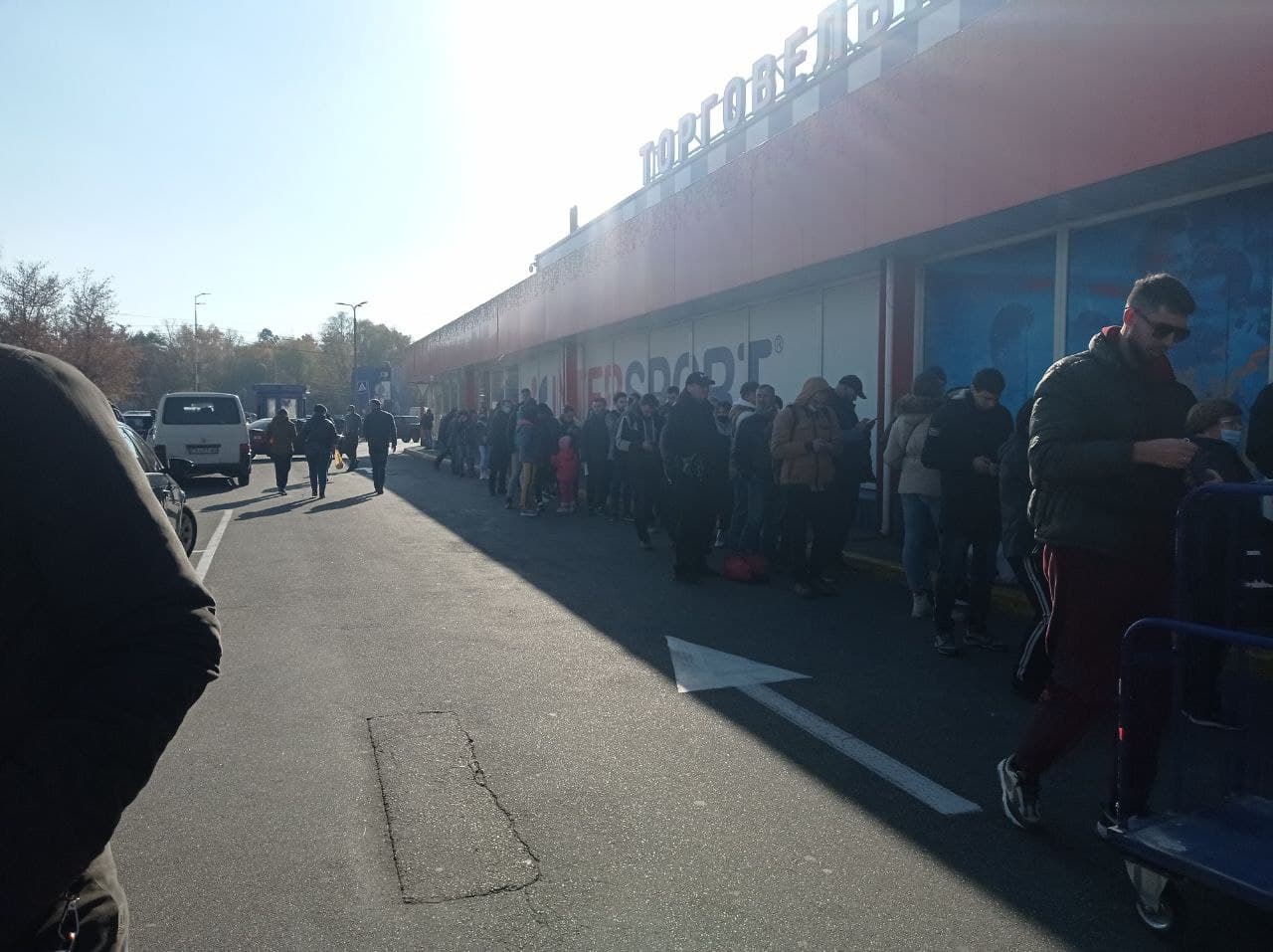 Без масок і соціальної дистанції: у Києві величезні черги на вакцинацію