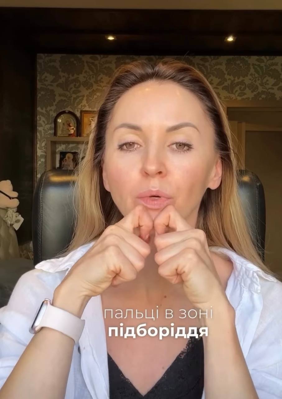 Косметолог показала 3 упражнения, которые помогут быстро избавиться от второго подбородка