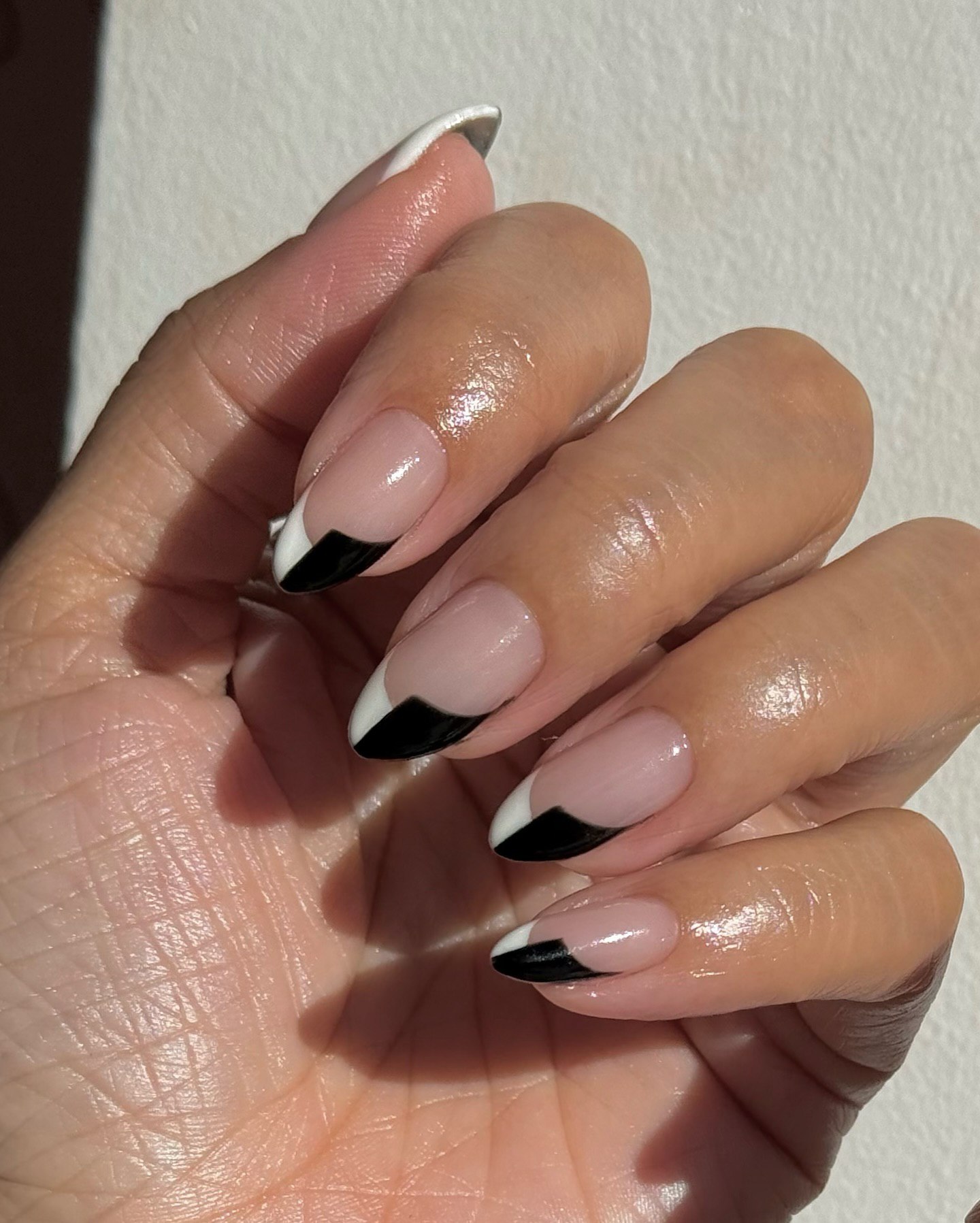 Сверкающие ногти и сложные узоры: главные тренды маникюра на зиму 2025 года