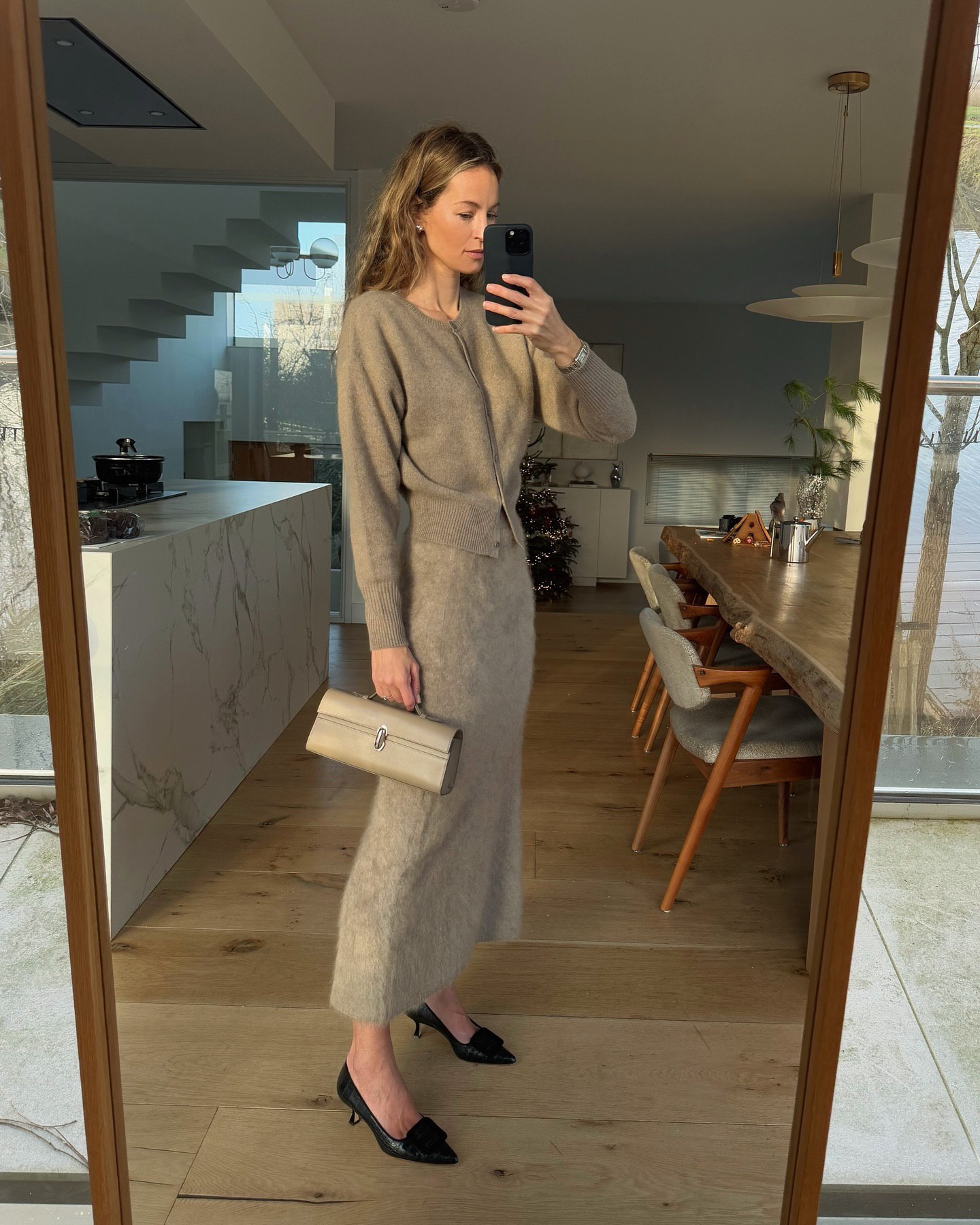 У театр, на вечірку чи в офіс: фешн-блогерка показала стильний образ із кардиганом та спідницею міді