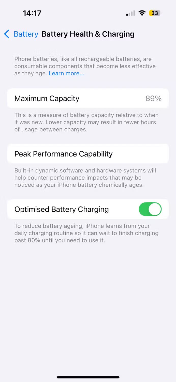 Чому небезпечно заряджати телефон усю ніч: що потрібно знати
