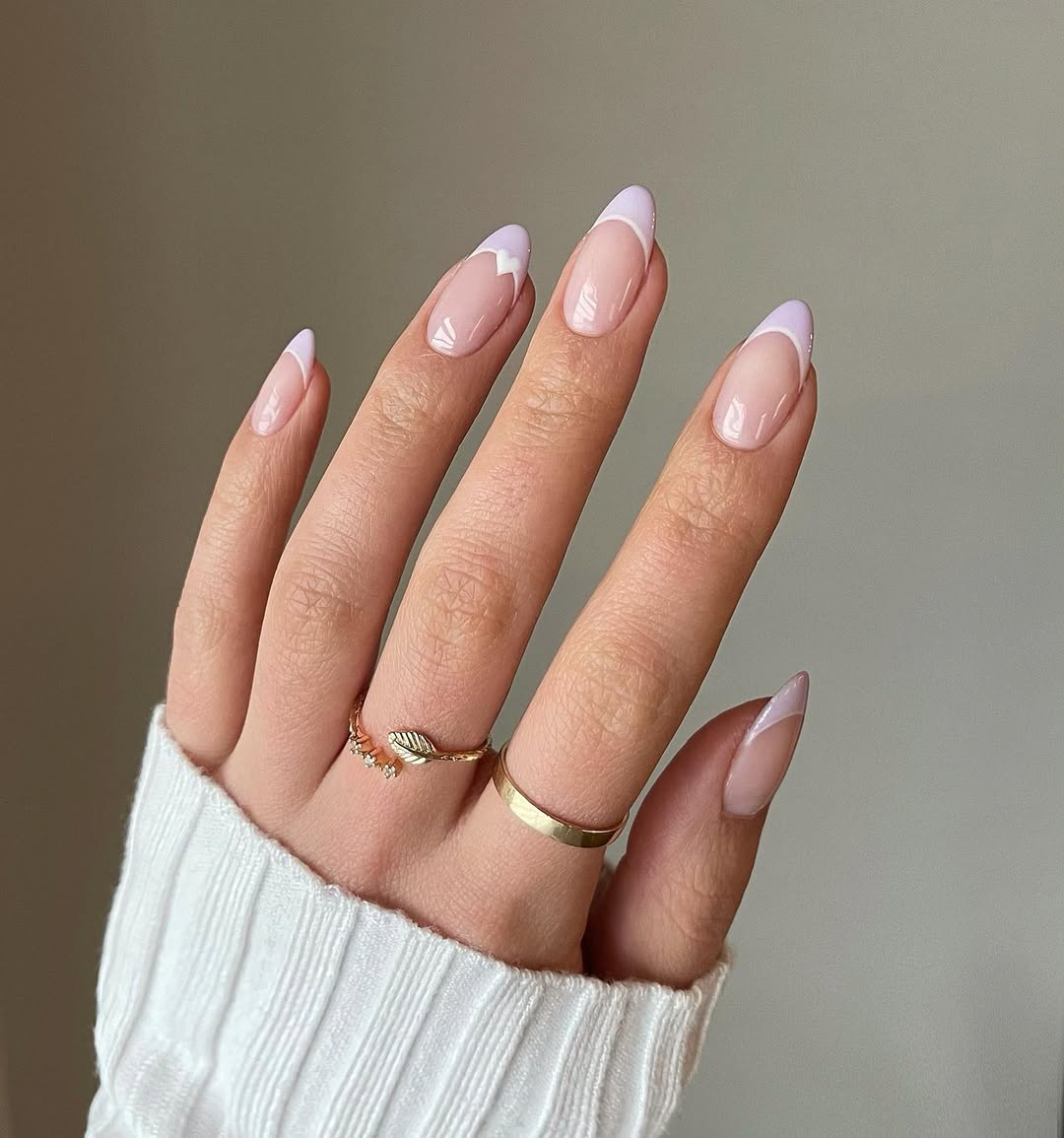 Френч, нігті з аурою і хвилями: стильні ідеї манікюру на травень 2025