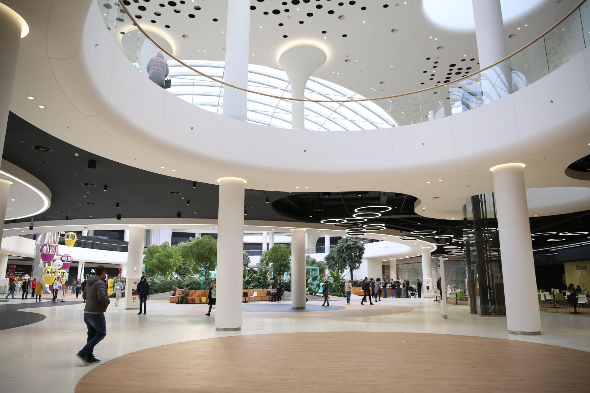 У Києві відкрився найбільший ТРЦ Respublika Park: як він виглядає та що всередині