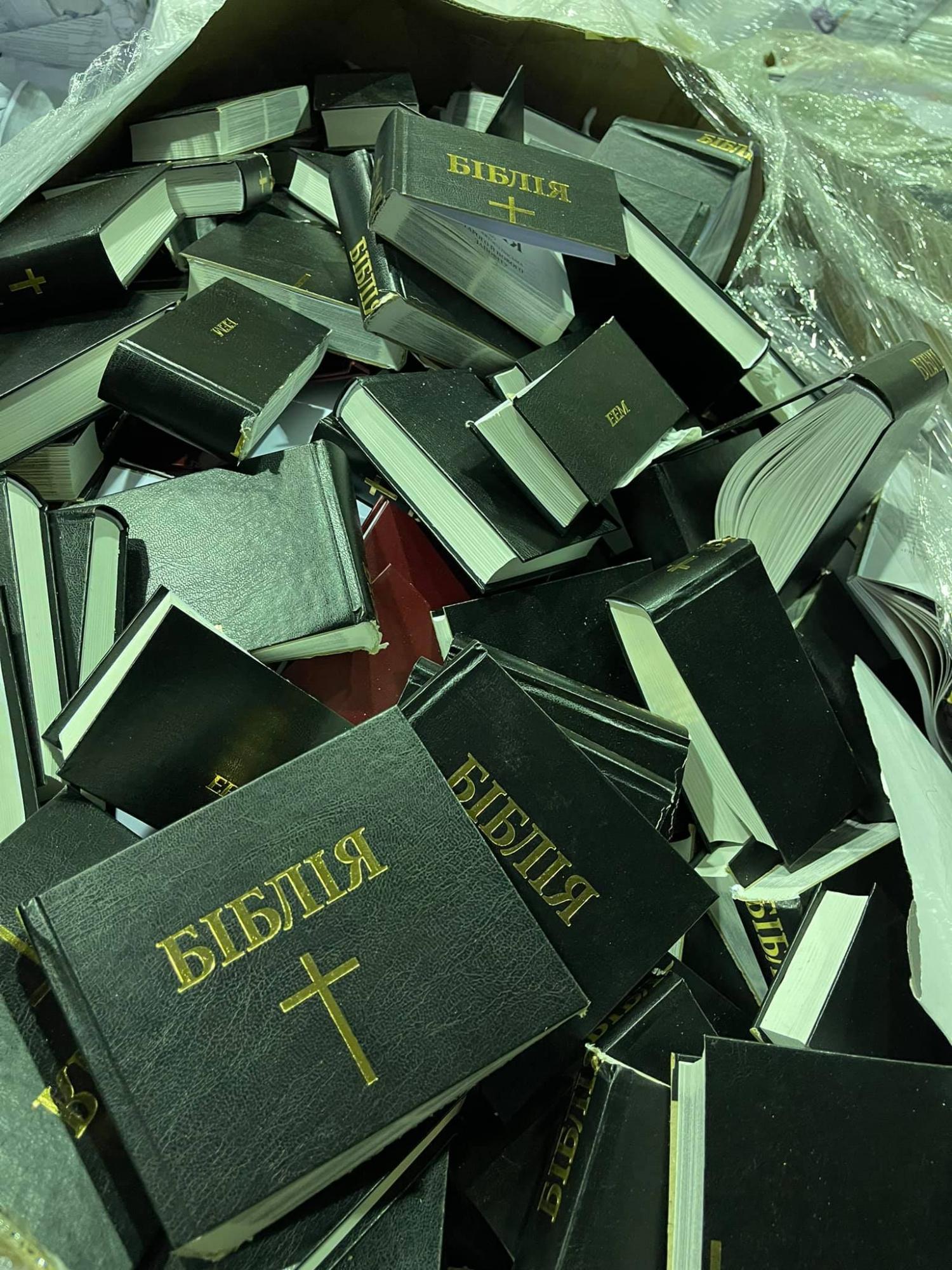 В Броварах порезали и сдали на макулатуру сотни Библий: &quot;сердце не выдерживает&quot;