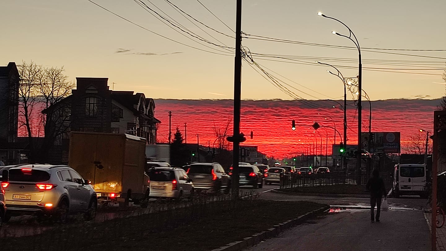 Над Києвом "палало" небо: дивіться неймовірні фото вогняного заходу сонця