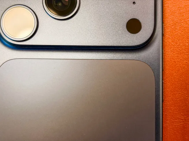 Apple предложила необычный способ убрать царапины с iPhone 17: поможет бюджетное средство