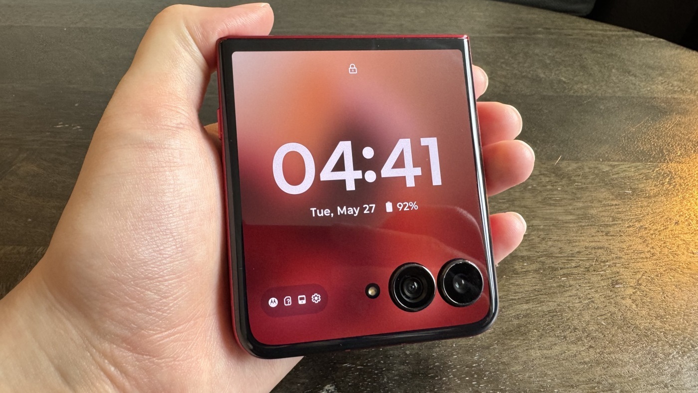 Розкладачка чи &quot;книжка&quot;: який гнучкий смартфон купити у 2025 році