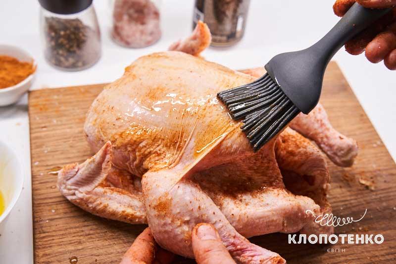Клопотенко поділився рецептом ідеальної запеченої курки, посадивши її на пивну банку