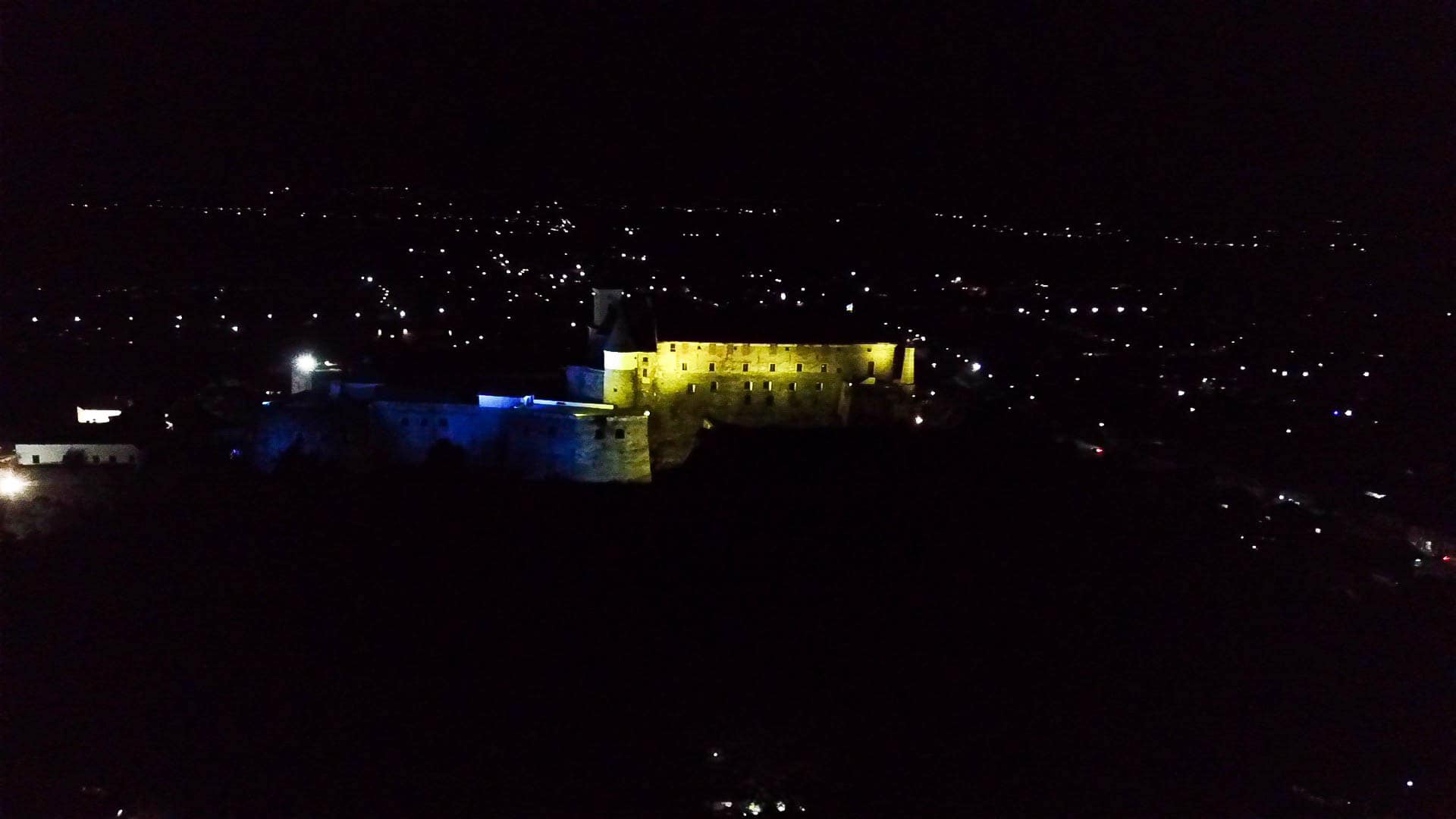 В Мукачево замок "Паланок" подсветили цветами флага Украины: впечатляющие фото