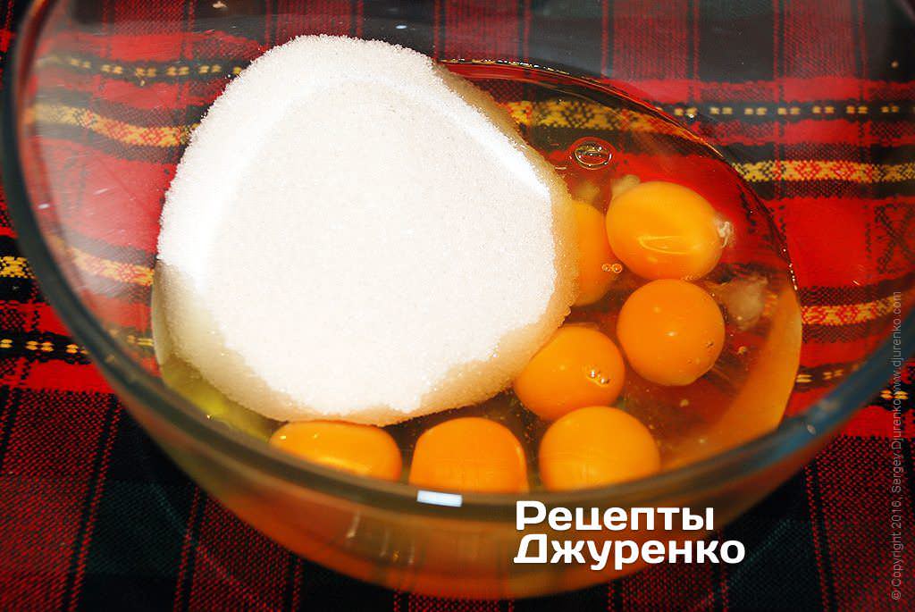 Кулінар поділився &quot;швидким&quot; рецептом шарлотки з яблуками: впорається навіть початківець!