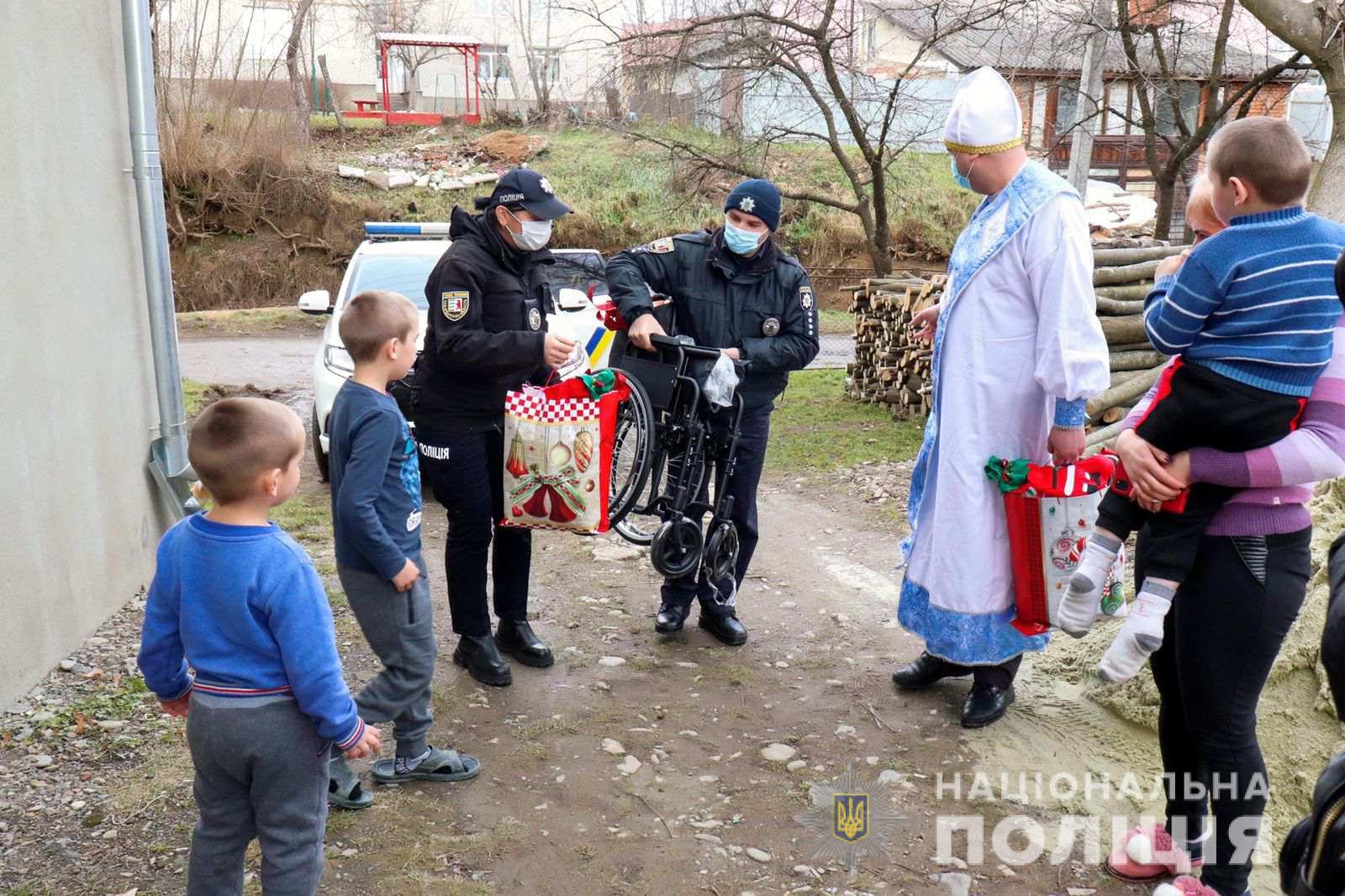 На Закарпатье ребенок пришел в полицию, чтобы найти Св. Николая: попросил инвалидную коляску для брата