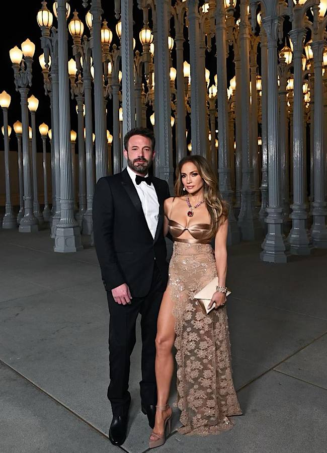 54-річна Дженніфер Лопес вразила блискучим вбранням на червоній доріжці