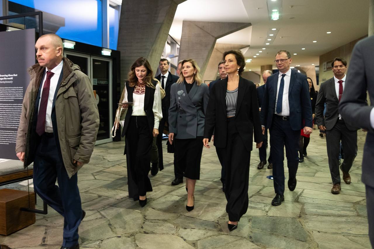 Зеленская поразила французов стильным жакетом с одуванчиками во время выступления на конференции ЮНЕСКО