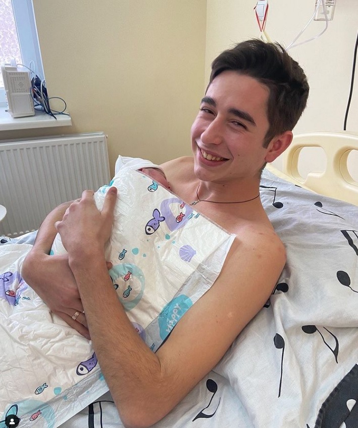 Роман Сасанчин розповів про важкі пологи дружини: "перейми були дуже болючими"