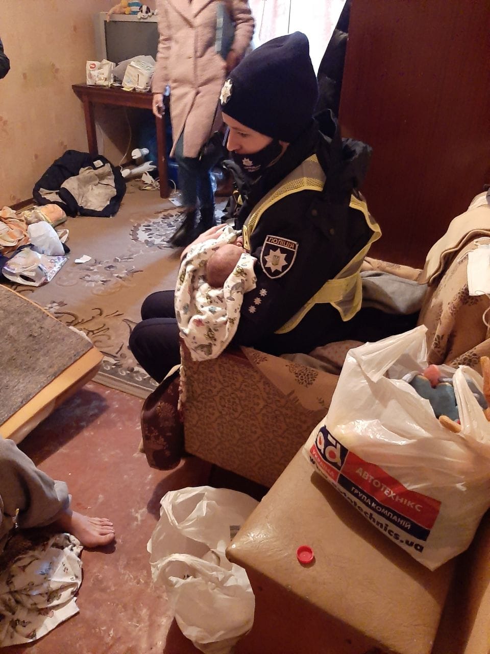 В Черкассах горе-мать заснула на новорожденном: ребенка еле спасли (фото)