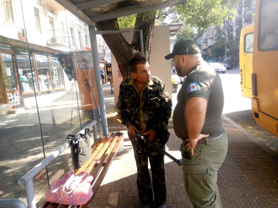 В Одесі безхатько зрізав прапор України, встановлений на честь загиблих 2 травня (фото)