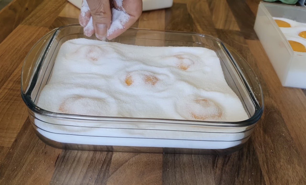 Это готовят профессиональные повара мира: как засолить желток и в какие блюда добавить