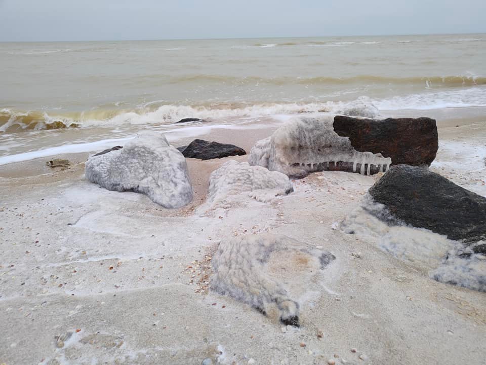 З'явилися вражаючі фото обледенілого берега Кирилівки