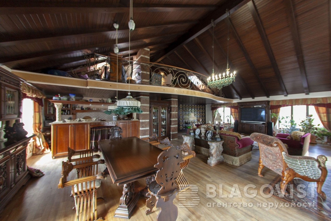 Власний ліфт і три рівні: як виглядає квартира за 28 мільйонів у центрі Києва (фото)