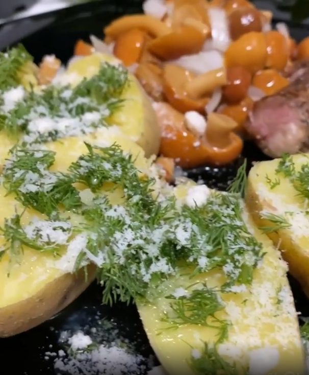 Як швидко та смачно запекти картоплю без духовки: на приготування піде тільки 10 хвилин