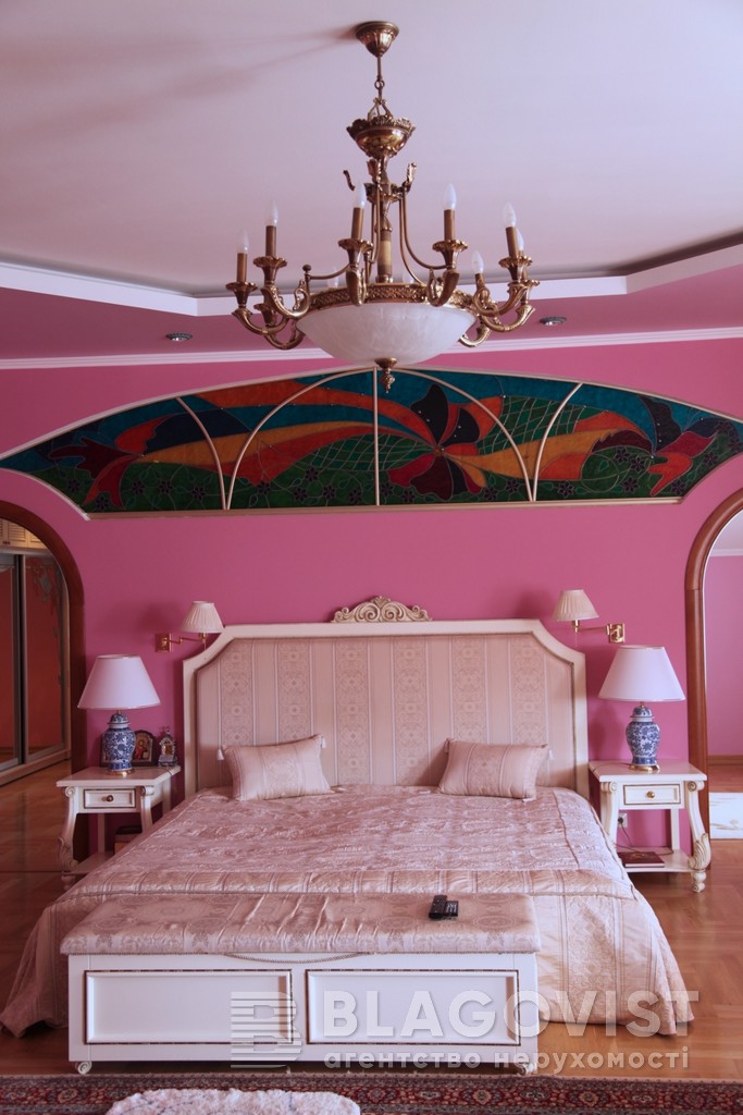 Під Києвом продають елітний особняк з місцем для тенісного корту і вертолітного майданчика (фото)