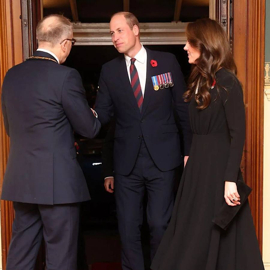 Кейт Міддлтон показала, як поєднати вишукану чорну сукню з королівським перловим намистом (фото)