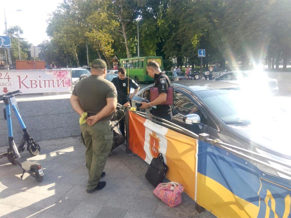 В Одесі безхатько зрізав прапор України, встановлений на честь загиблих 2 травня (фото)