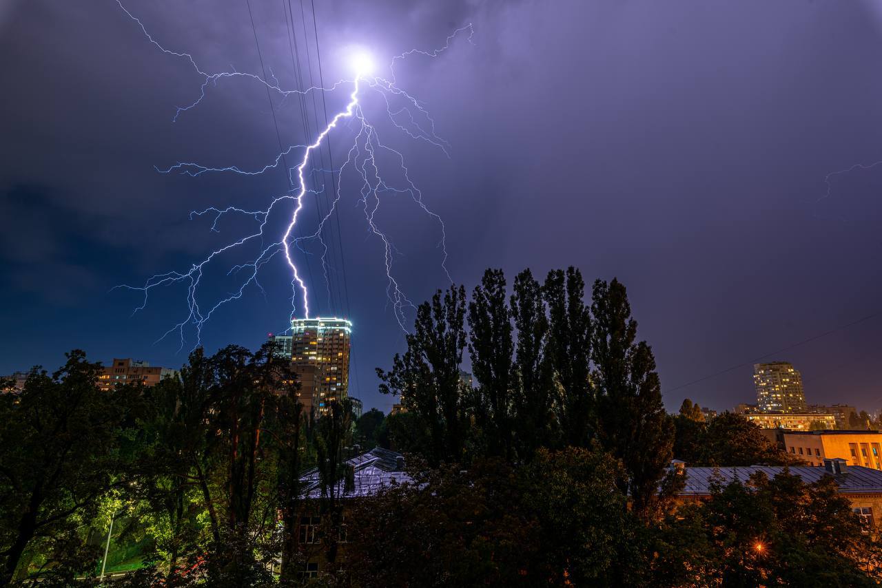 Смотрите, как молнии в Киеве устраивали световое шоу этой ночью