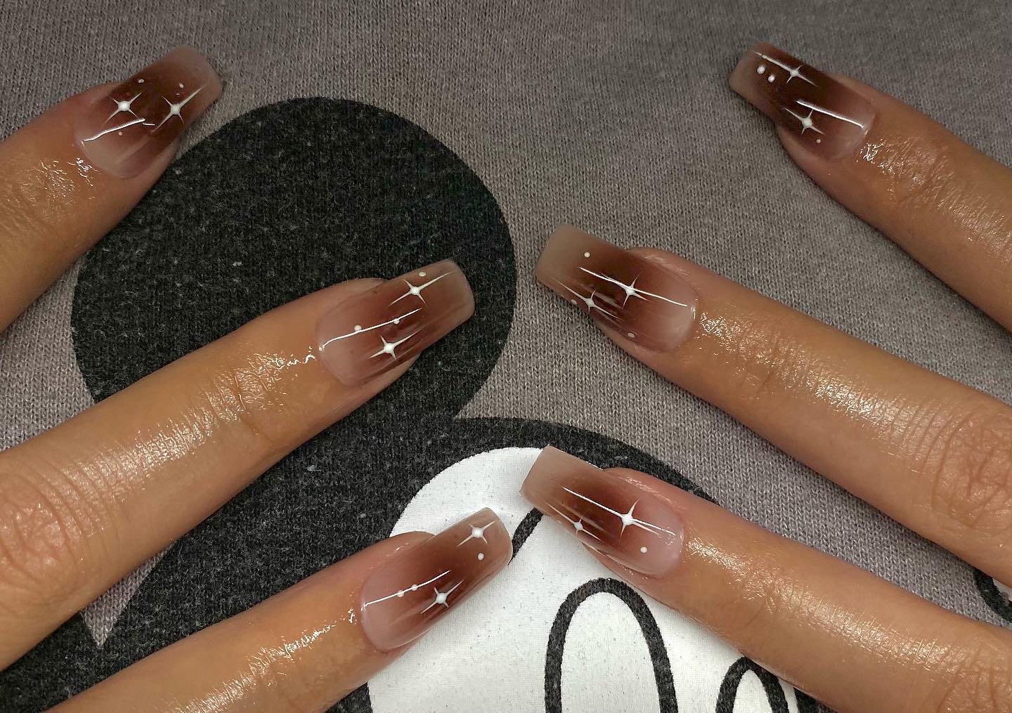 Как выглядит трендовый маникюр с аурой: идеи стильных дизайнов