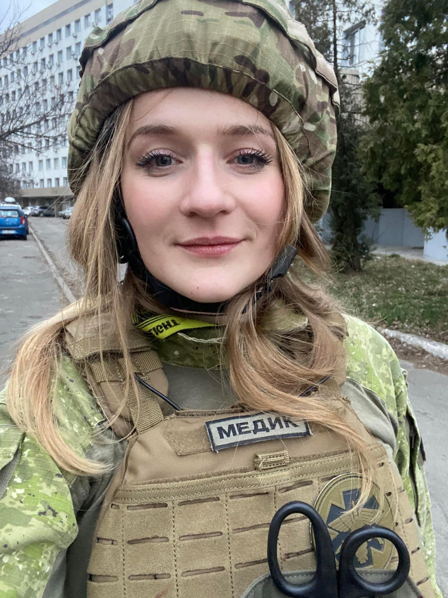 Подивіться на ці фото сильних українок, які допомагають, захищають і оберігають нашу країну