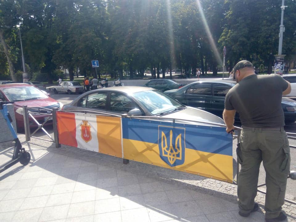 В Одесі безхатько зрізав прапор України, встановлений на честь загиблих 2 травня (фото)