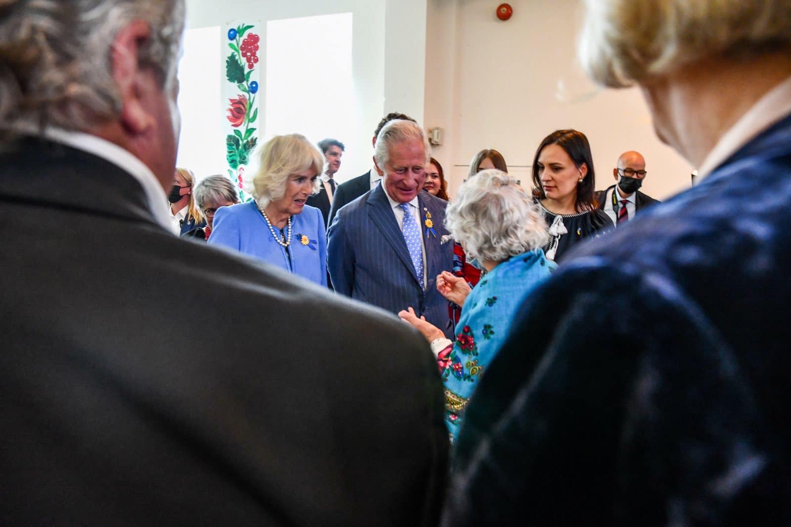 Принц Чарльз помолився за Україну і отримав в подарунок марку з "російським кораблем"