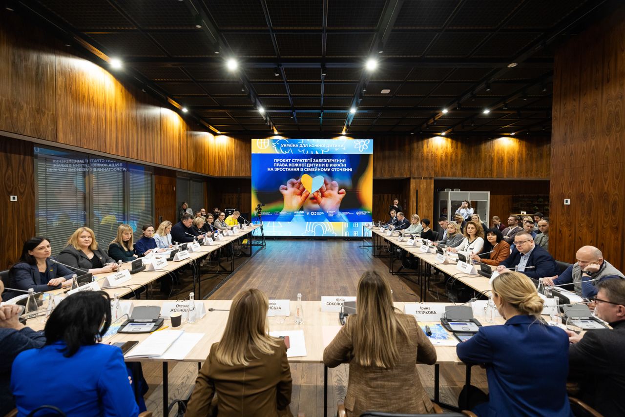 Зеленська в лаконічному костюмі розповіла про важливість зростання дітей у повноцінній родині