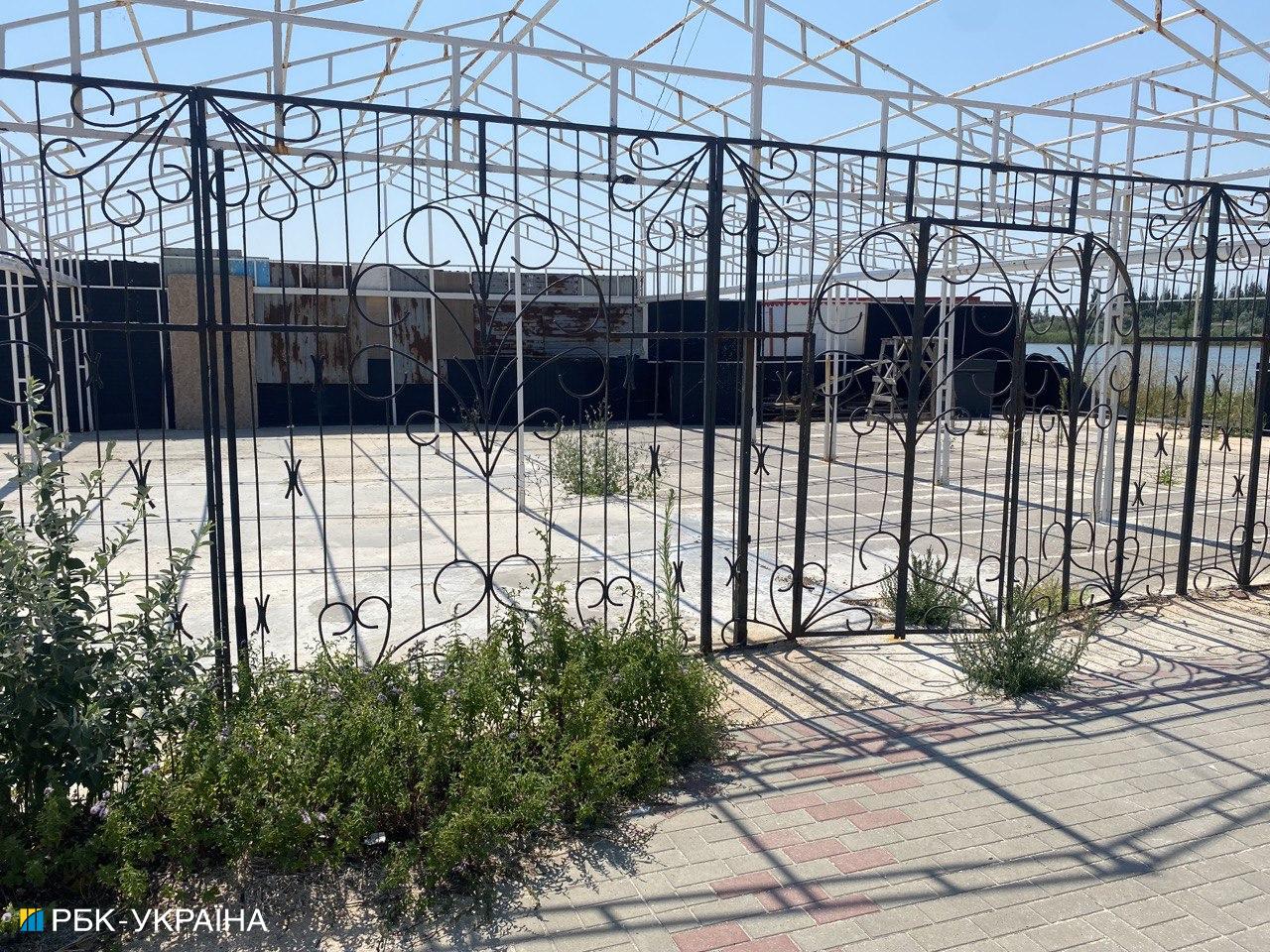 &quot;Люди выезжают&quot;. Появились новые фото оккупированной Арабатской Стрелки в разгар сезона