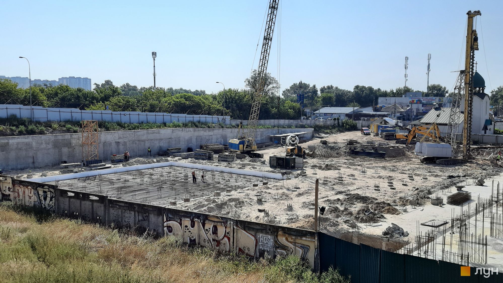 В Киеве строят 10-этажный "храмовый комплекс" с апартаментами: первые фото