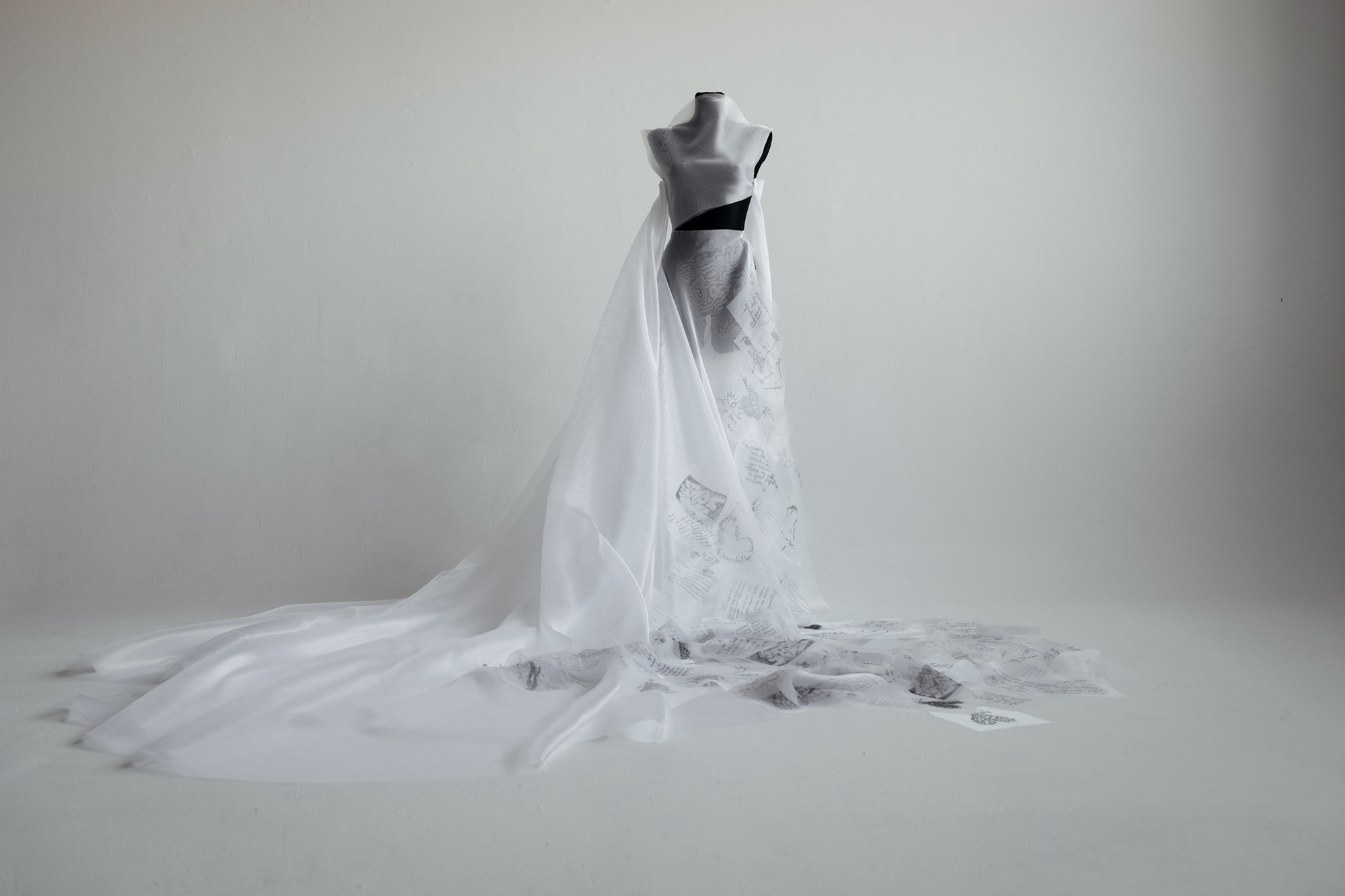 Дизайнери створили сукню з листами любові до українців. Мілла Йовович теж залишила послання