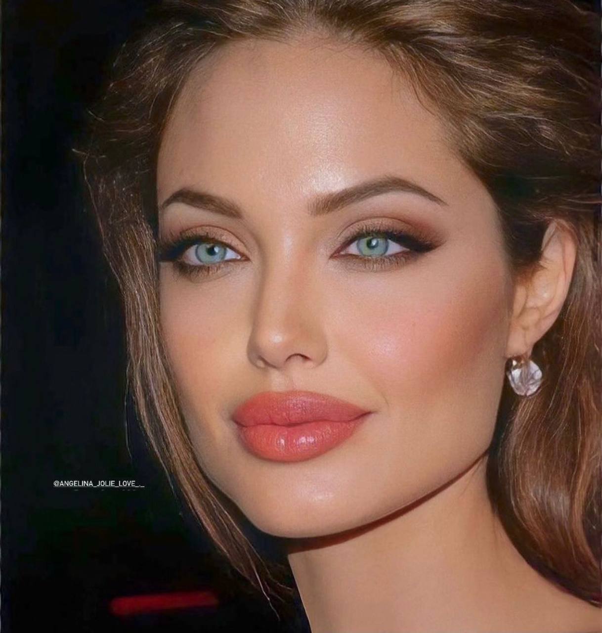 Штучний інтелект показав, як може виглядати еталон краси Анджеліна Джолі