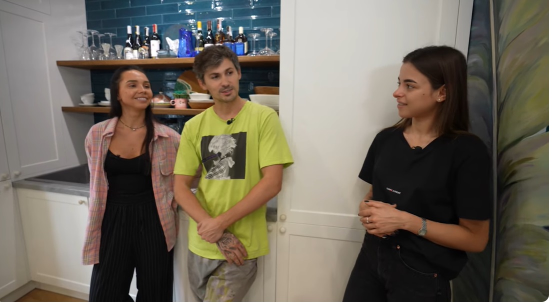 На потолке звезды, а на стенах - лес. Как выглядит шикарный дом Жени Кота и его жены под Киевом (видео)