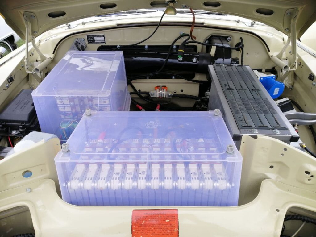 Украинец превратил раритетное советское авто в стильный электрокар: фото &quot;монстра&quot;