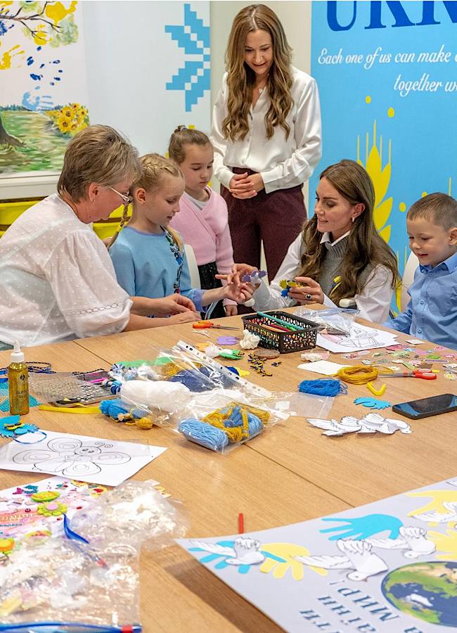 Кейт Миддлтон с желто-голубыми лентами на сердце проведала украинских детей в Британии