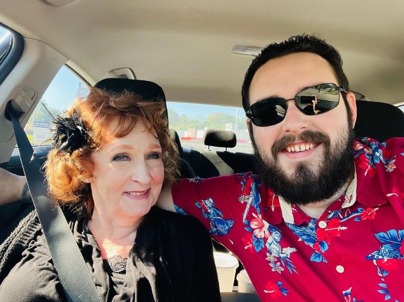 Ему было 17, а ей 71. История любви пары, которая встретилась 9 лет назад и счастлива до сих пор