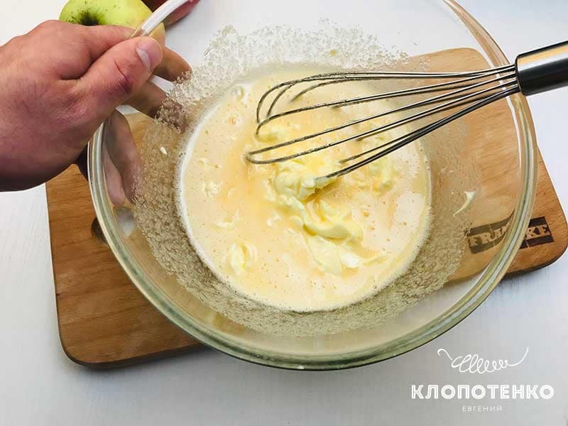 Найпростіший яблучний пиріг на кефірі від Євгена Клопотенка: швидко і дешево!