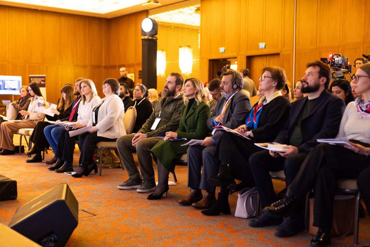 Олена Зеленська здивувала яскравим кольором вбрання (фото)