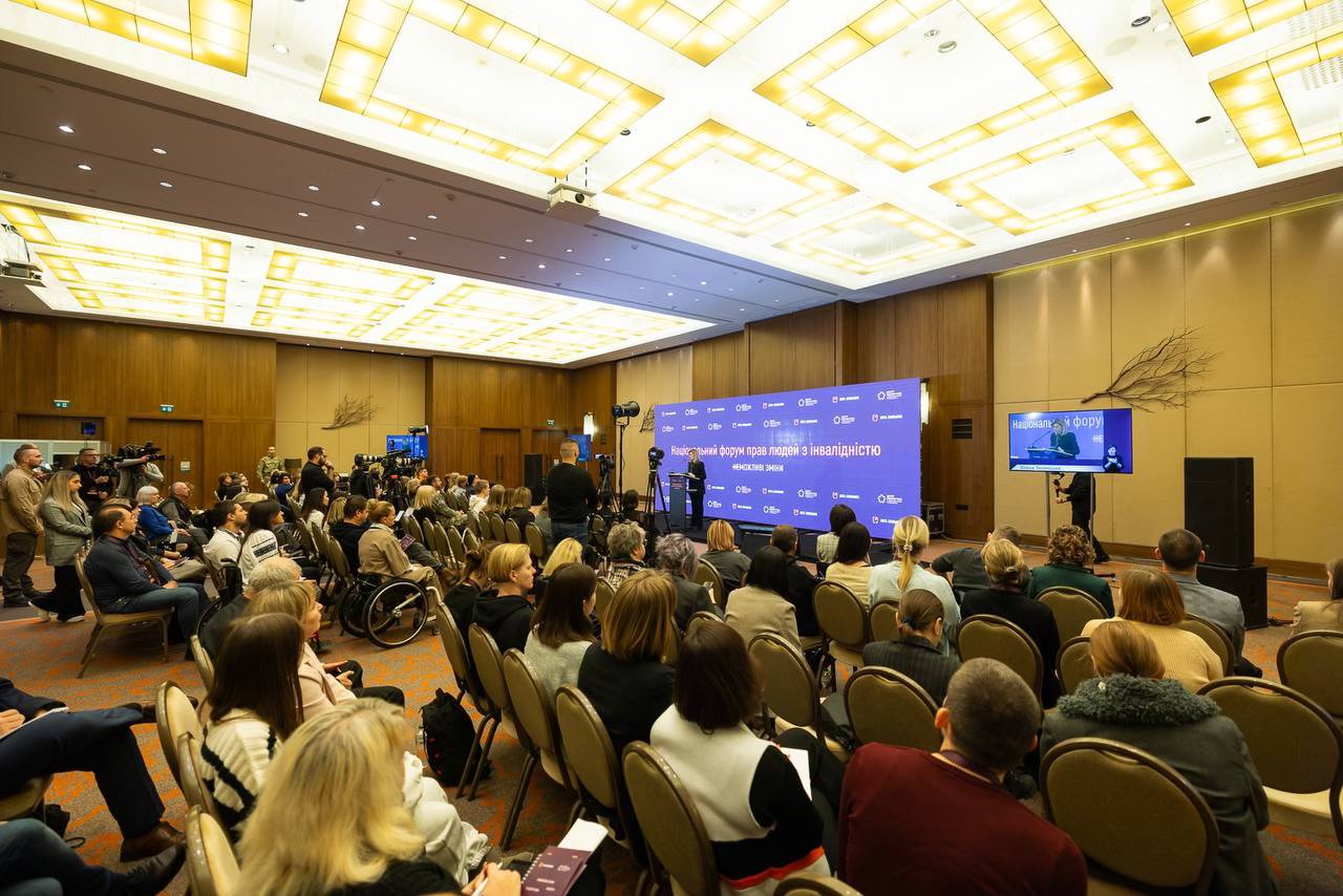 Олена Зеленська показала, як поєднати класичний костюм з елегантним бантом