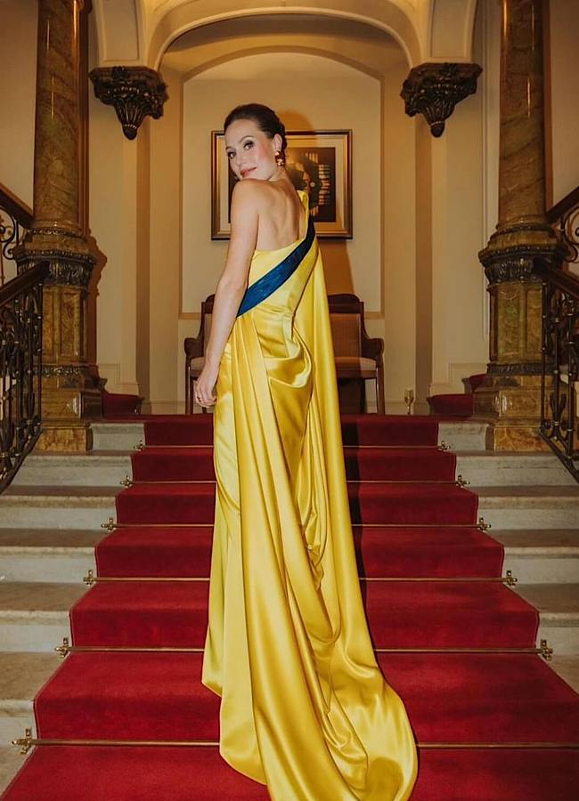 Бывшая премьер-министр Финляндии Санна Марин засветилась в желто-голубом платье (фото)