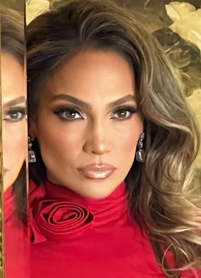 Джей Ло показала, як підкреслити талію червоною міні-сукнею (фото)