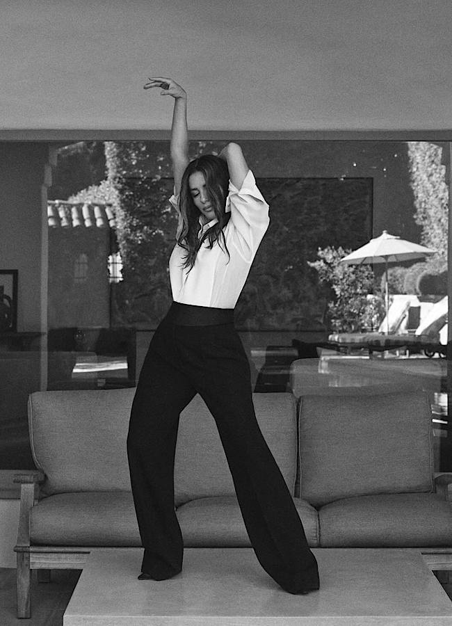 Ева Лонгория показала зажигательные танцы на столе (фото)